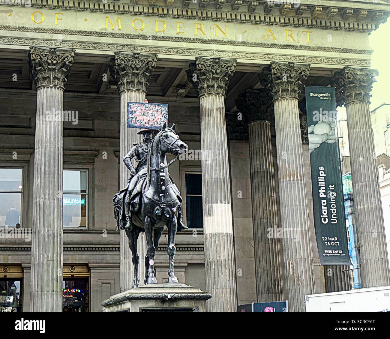 Glasgow, Scozia, Regno Unito. 30 settembre 2025. L'iconica statua della città subisce un attacco artistico quando torna a scuola come una piccola tavola con "il budgie e il gatto" con i cuori dipinti su di essa appare fuori dalla galleria d'arte moderna della città indicando la possibilità di un progetto di studente d'arte o solo di una lettera d'amore . Credit Gerard Ferry/Alamy Live News Foto Stock