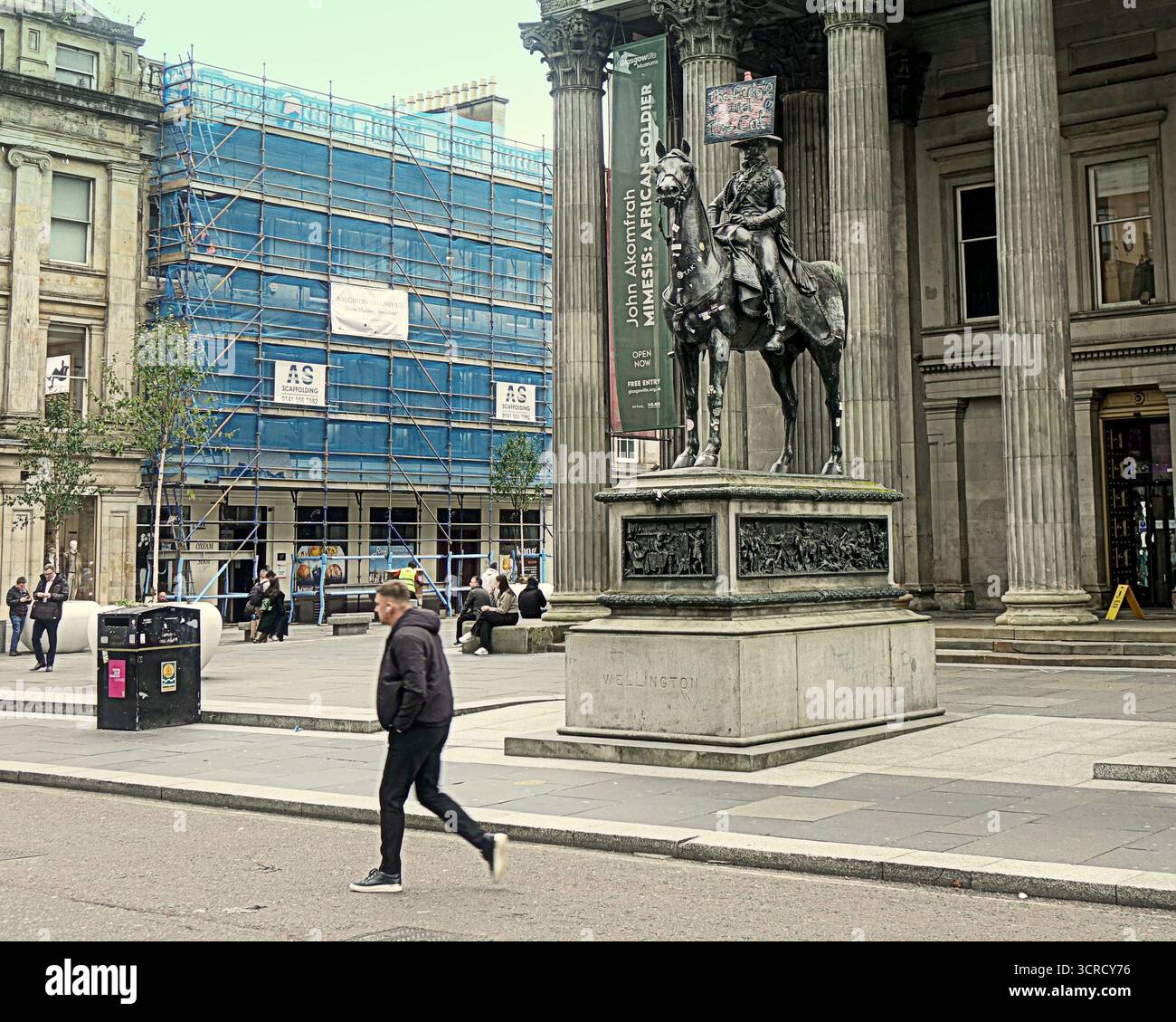 Glasgow, Scozia, Regno Unito. 30 settembre 2025. L'iconica statua della città subisce un attacco artistico quando torna a scuola come una piccola tavola con "il budgie e il gatto" con i cuori dipinti su di essa appare fuori dalla galleria d'arte moderna della città indicando la possibilità di un progetto di studente d'arte o solo di una lettera d'amore . Credit Gerard Ferry/Alamy Live News Foto Stock