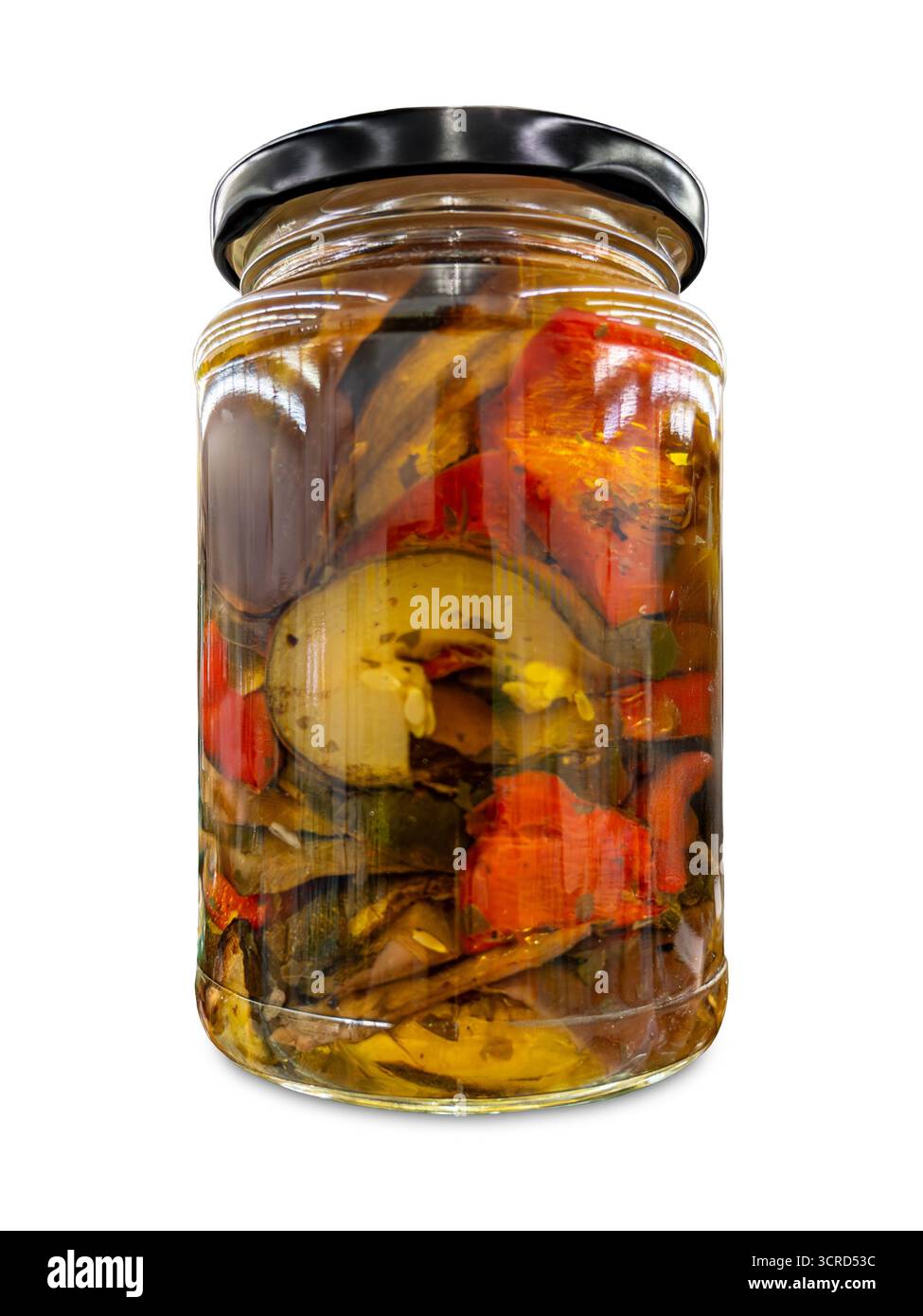 Verdure grigliate tagliate in olio in vaso di vetro isolato su sfondo bianco con percorso di ritaglio incluso Foto Stock