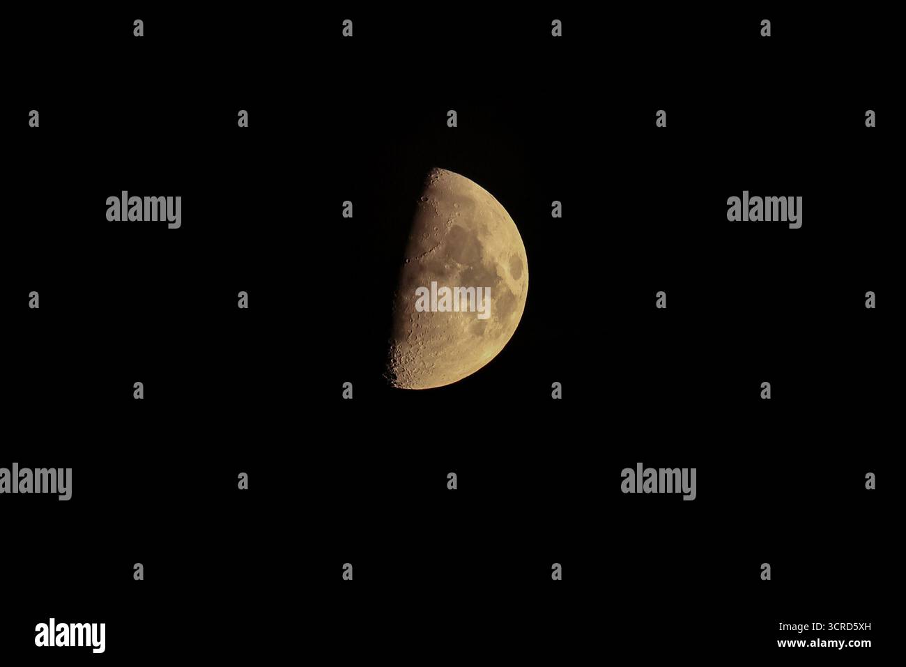 Brema, Germania. 30 settembre 2025. Der Mond über dem Stadion Platz 11 in Nahaufname, Mondlicht, Abend, Nacht, Dunkelheit, Halbmond, 30.09.2025, Brema (Deutschland), Fussball, Regionalliga Nord, SV Werder Brema II - VfB Lübeck crediti: dpa/Alamy Live News Foto Stock