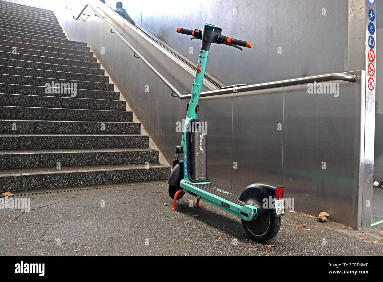 Elektro-Tretroller als Ärgernis Ein sogenannter e-Scooter blockiert einen Zuweg zu einem Bahnsteig *** lo scooter elettrico è un fastidio Un cosiddetto e-scooter blocca un percorso di accesso a una piattaforma Foto Stock