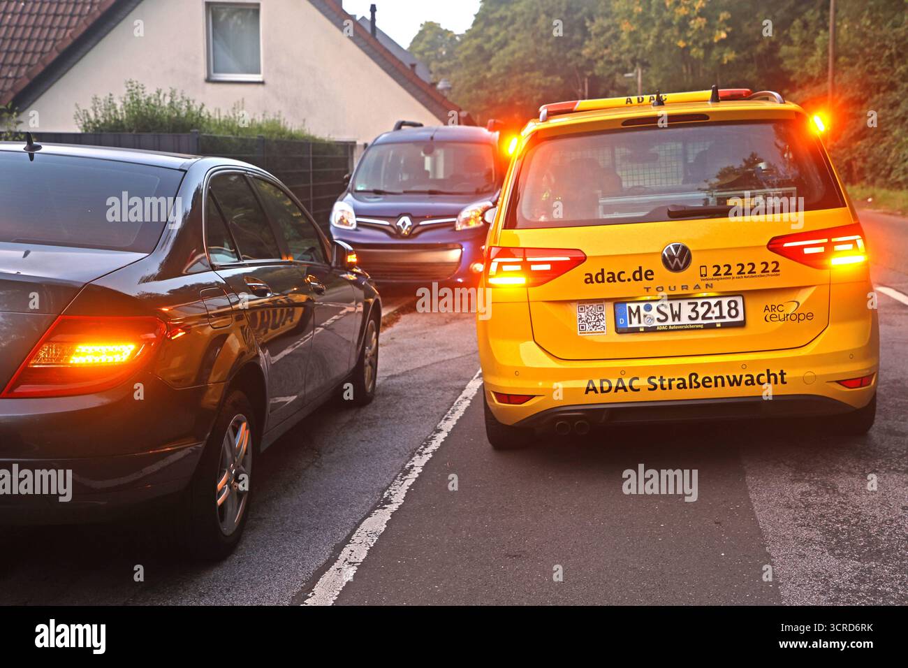Pannenhilfe für Autofahrer die Pannenhilfe des ADAC ist wegen eines defekten Autos mit Warnlichtern im Einsatz Foto Stock