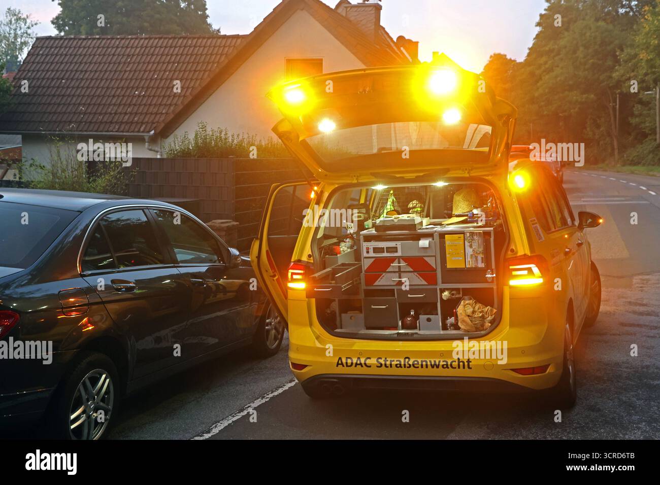 Pannenhilfe für Autofahrer die Pannenhilfe des ADAC ist wegen eines defekten Autos mit Warnlichtern im Einsatz *** assistenza in caso di guasti per i conducenti il servizio di assistenza in caso di guasto ADAC è in servizio a causa di un'auto difettosa con spie di avvertimento Foto Stock