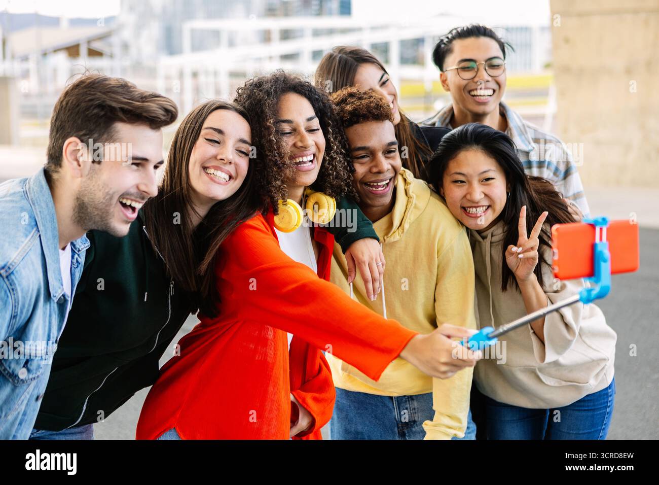 Un gruppo di allegri amici multietnici di gen z che si fanno un selfie con un bastoncino Foto Stock