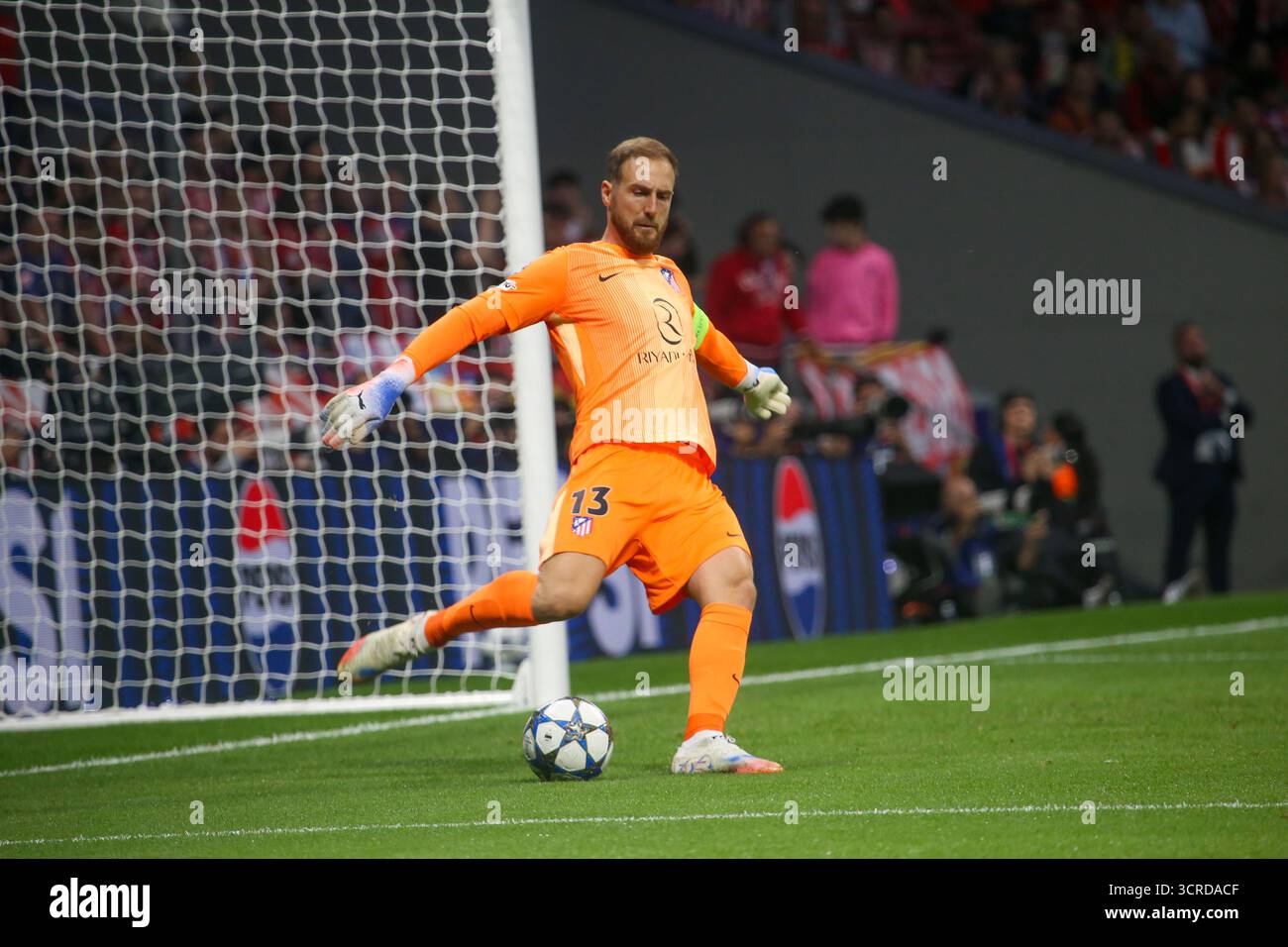 Madrid, Spagna, 30 settembre 2025: Il portiere degli Atleti Jan Oblak (13) prende un calcio di gol durante il secondo turno di UEFA Champions League 2025-26 tra Atleti e Francoforte il 30 settembre 2025, all'Estadio Metropolitano di Madrid. Crediti: Alberto Brevers / Alamy Live News. Foto Stock