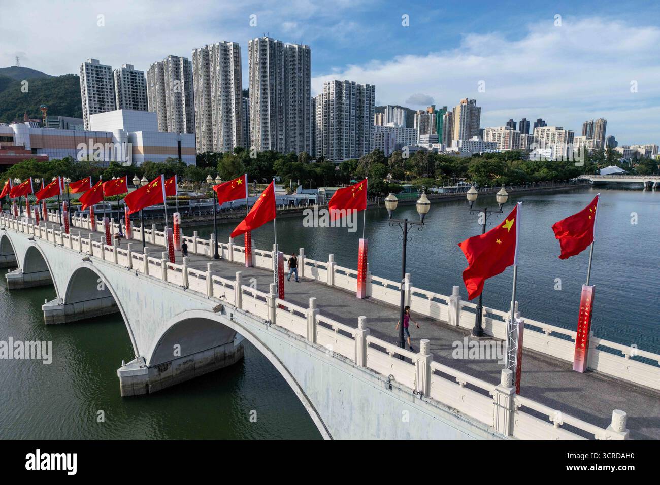 Hong Kong, Hong Kong. 29 settembre 2025. Bandiere nazionali cinesi su un ponte il 29 settembre 2025 a Hong Kong. (Immagine di credito: © Vernon Yuen/Nexpher Images via ZUMA Press Wire) SOLO PER USO EDITORIALE! Non per USO commerciale! Foto Stock
