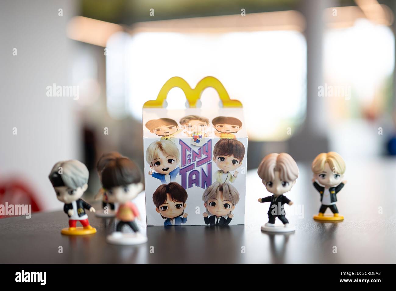 Monaco, Germania. 25 settembre 2025. I personaggi del TinyTAN Happy Meal si trovano in una filiale del McDonald's. Dal 2 ottobre 2025, McDonald's offrirà i dati TinyTAN in tutti i ristoranti partecipanti come parte della campagna Happy Meal. I TinyTAN sono versioni comiche dei membri dei BTS, una pop band sudcoreana di successo globale con sette membri. Crediti: Lukas Barth-Tuttas/dpa/Alamy Live News Foto Stock