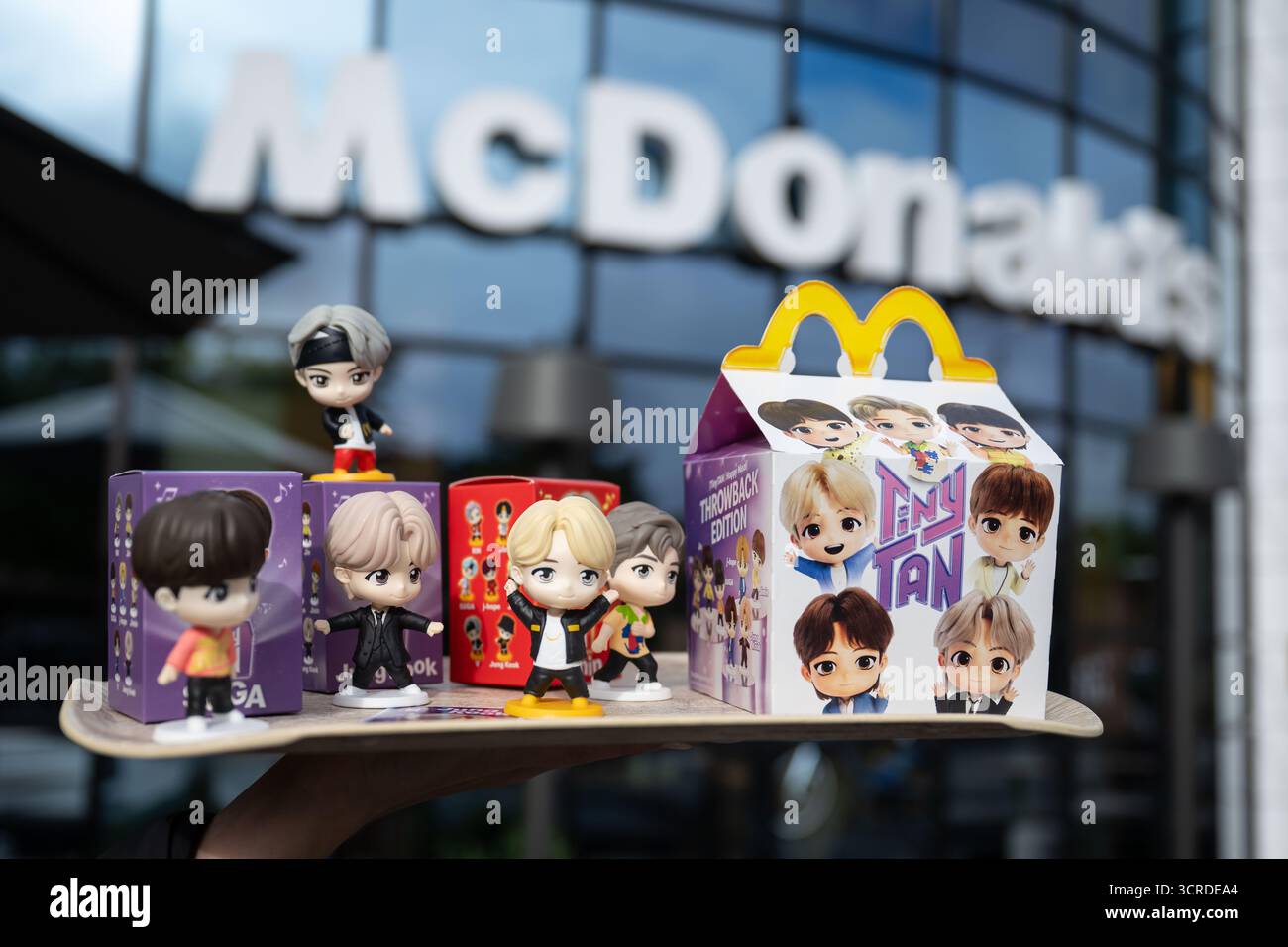 Monaco, Germania. 25 settembre 2025. I personaggi del TinyTAN Happy Meal si trovano in una filiale del McDonald's. Dal 2 ottobre 2025, McDonald's offrirà i dati TinyTAN in tutti i ristoranti partecipanti come parte della campagna Happy Meal. I TinyTAN sono versioni comiche dei membri dei BTS, una pop band sudcoreana di successo globale con sette membri. Crediti: Lukas Barth-Tuttas/dpa/Alamy Live News Foto Stock