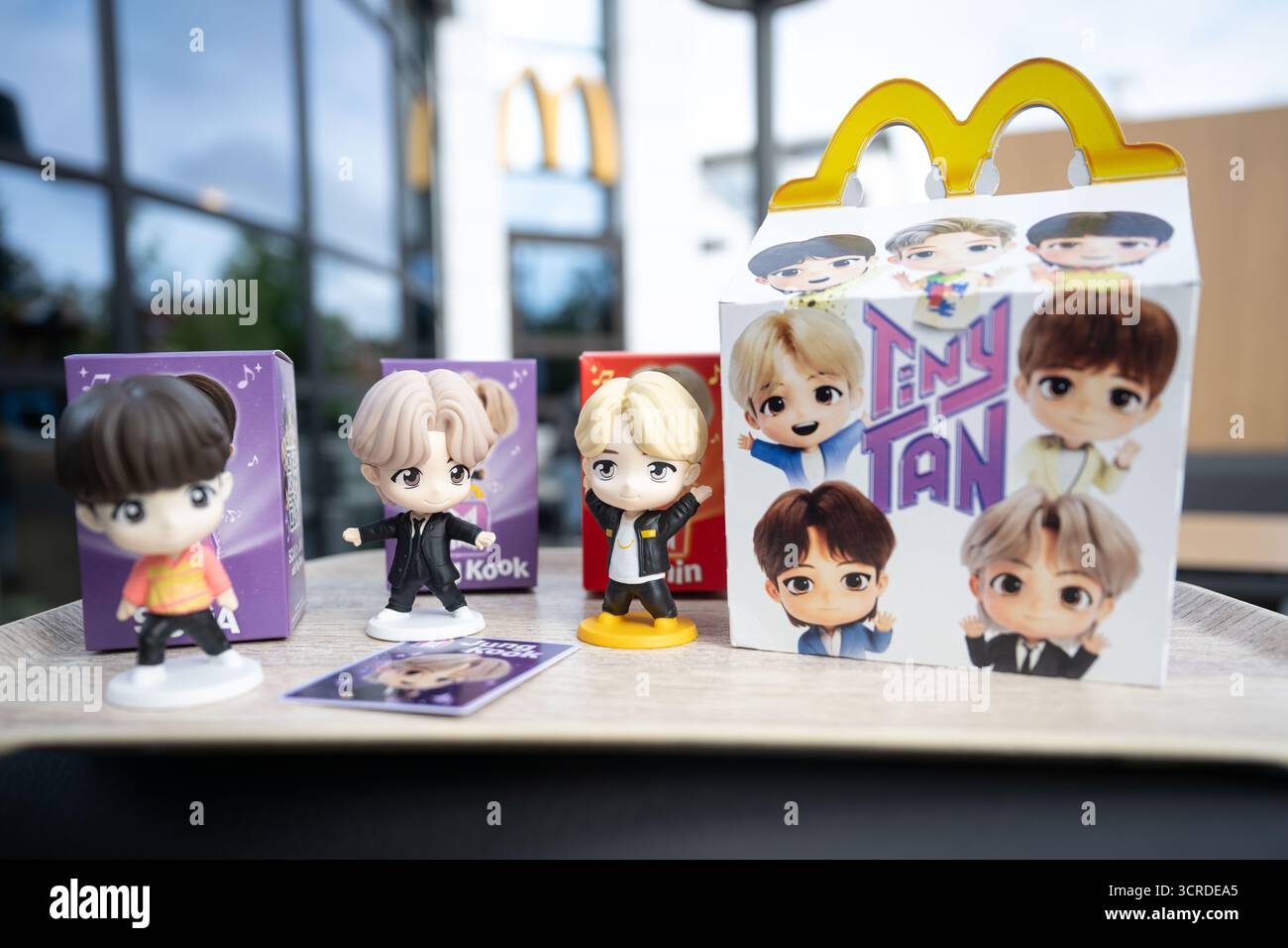 Monaco, Germania. 25 settembre 2025. I personaggi del TinyTAN Happy Meal si trovano in una filiale del McDonald's. Dal 2 ottobre 2025, McDonald's offrirà i dati TinyTAN in tutti i ristoranti partecipanti come parte della campagna Happy Meal. I TinyTAN sono versioni comiche dei membri dei BTS, una pop band sudcoreana di successo globale con sette membri. Crediti: Lukas Barth-Tuttas/dpa/Alamy Live News Foto Stock