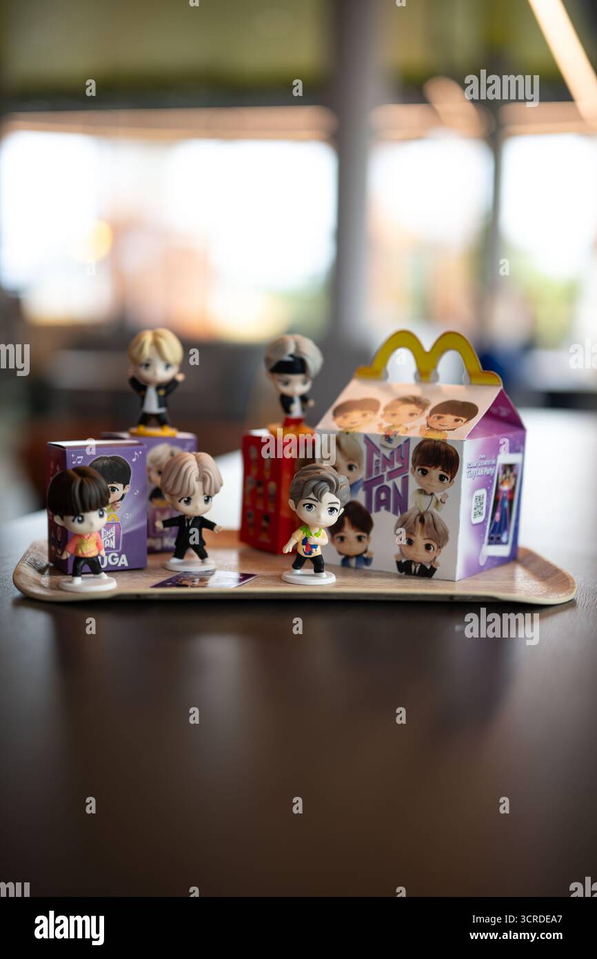 Monaco, Germania. 25 settembre 2025. I personaggi del TinyTAN Happy Meal si trovano in una filiale del McDonald's. Dal 2 ottobre 2025, McDonald's offrirà i dati TinyTAN in tutti i ristoranti partecipanti come parte della campagna Happy Meal. I TinyTAN sono versioni comiche dei membri dei BTS, una pop band sudcoreana di successo globale con sette membri. Crediti: Lukas Barth-Tuttas/dpa/Alamy Live News Foto Stock
