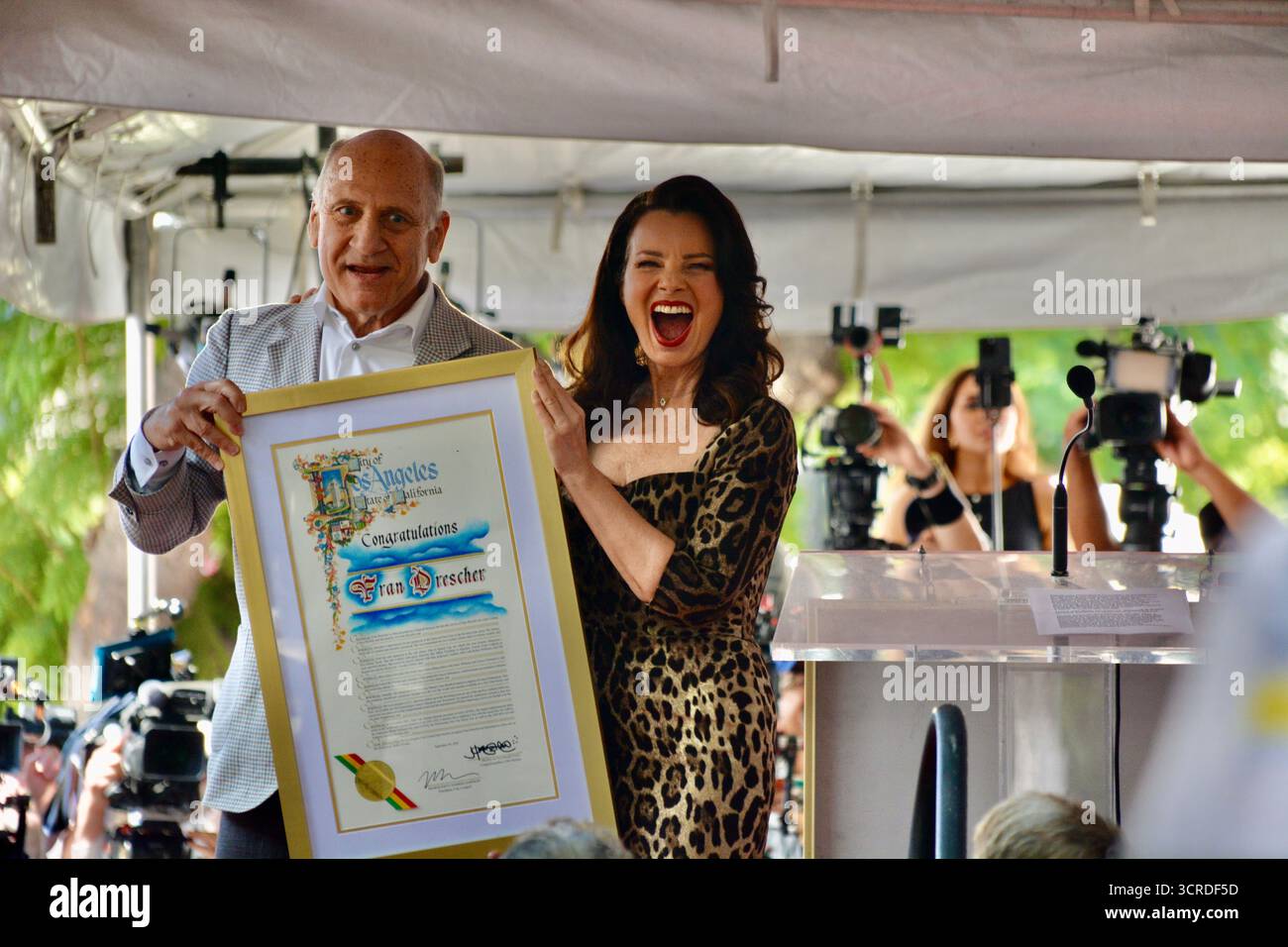 Los Angeles, California, Stati Uniti. 30 settembre 2025. Il presidente della camera di commercio di Hollywood Steve Nissen presenta la proclamazione a Fran Drescher durante la sua cerimonia della stella della Hollywood Walk of Fame il 30 settembre 2025 a Los Angeles, California. Crediti: Sharon Graphics/Alamy Live News Foto Stock