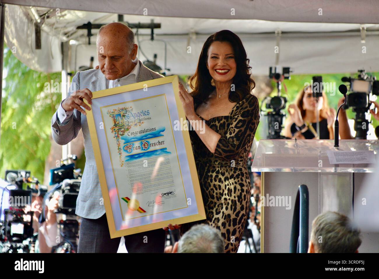 Los Angeles, California, Stati Uniti. 30 settembre 2025. Il presidente della camera di commercio di Hollywood Steve Nissen presenta la proclamazione a Fran Drescher durante la sua cerimonia della stella della Hollywood Walk of Fame il 30 settembre 2025 a Los Angeles, California. Crediti: Sharon Graphics/Alamy Live News Foto Stock
