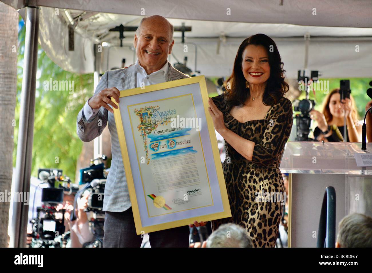 Los Angeles, California, Stati Uniti. 30 settembre 2025. Il presidente della camera di commercio di Hollywood Steve Nissen presenta la proclamazione a Fran Drescher durante la sua cerimonia della stella della Hollywood Walk of Fame il 30 settembre 2025 a Los Angeles, California. Crediti: Sharon Graphics/Alamy Live News Foto Stock