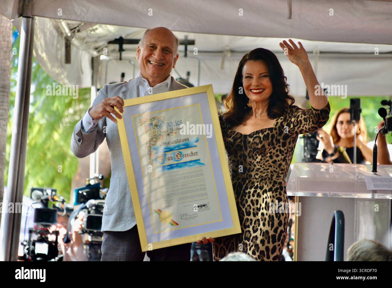 Los Angeles, California, Stati Uniti. 30 settembre 2025. Il presidente della camera di commercio di Hollywood Steve Nissen presenta la proclamazione a Fran Drescher durante la sua cerimonia della stella della Hollywood Walk of Fame il 30 settembre 2025 a Los Angeles, California. Crediti: Sharon Graphics/Alamy Live News Foto Stock