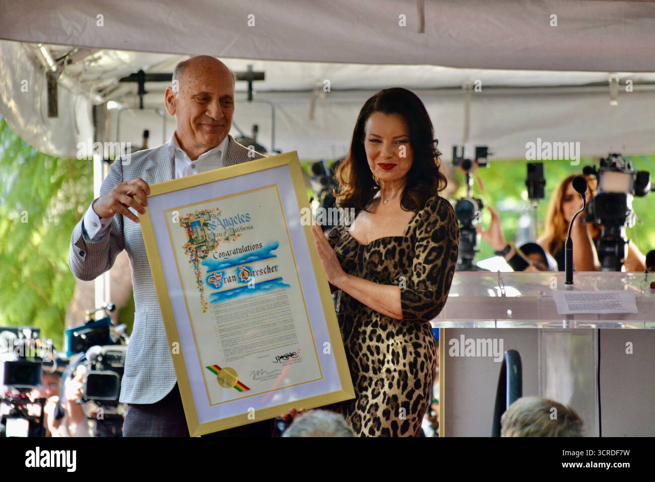 Los Angeles, California, Stati Uniti. 30 settembre 2025. Il presidente della camera di commercio di Hollywood Steve Nissen presenta la proclamazione a Fran Drescher durante la sua cerimonia della stella della Hollywood Walk of Fame il 30 settembre 2025 a Los Angeles, California. Crediti: Sharon Graphics/Alamy Live News Foto Stock