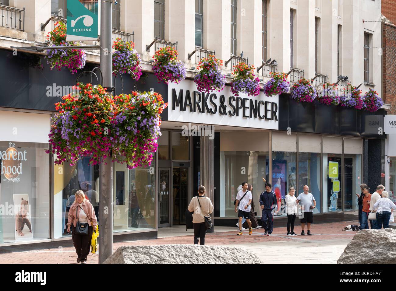 Marks and Spencer, davanti ai grandi magazzini su Broad Street, Reading, Regno Unito. Una multinazionale britannica che vende abbigliamento, prodotti per la casa e alimentari Foto Stock