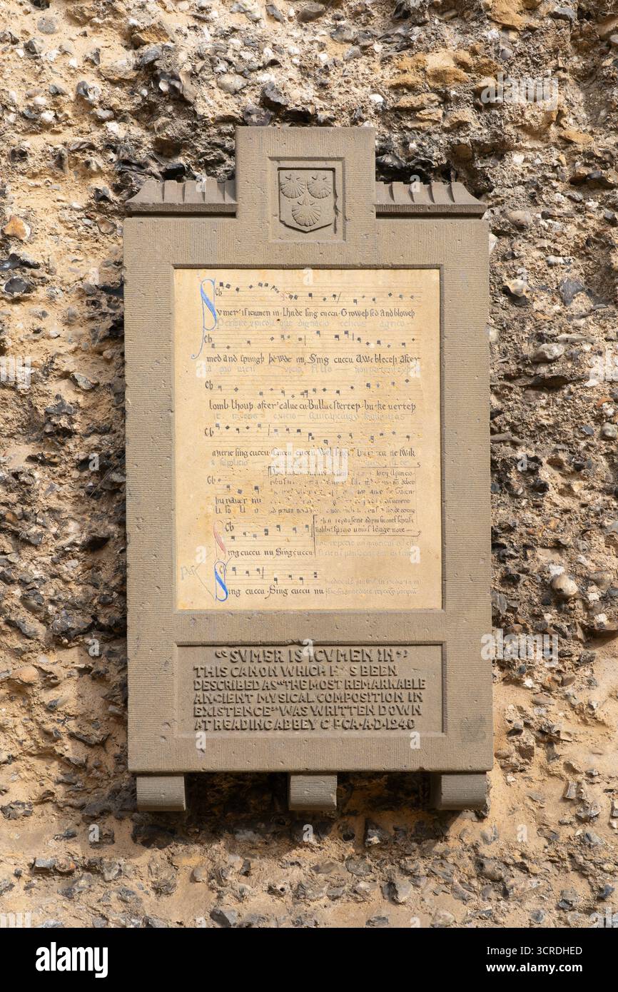 Targa commemorativa per la canzone «Sumer is i-cumen in» («Summer is here»), il più antico round inglese conosciuto, tratto da un manoscritto del XIII secolo, Reading Abbey, Regno Unito Foto Stock