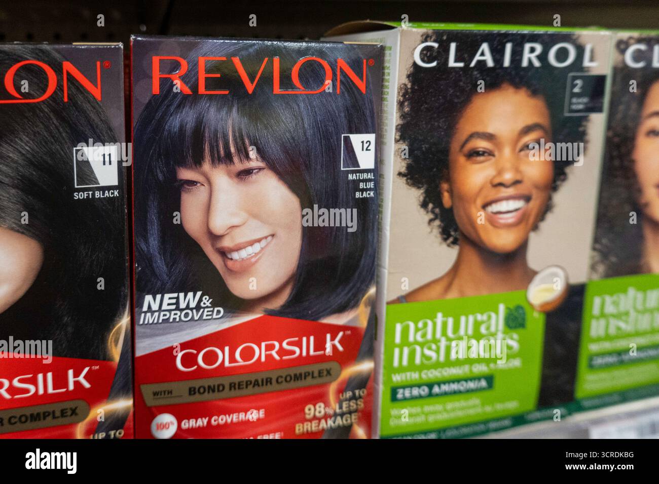 CVS Pharmacy offre molti prodotti per la cura dei capelli, New York City, USA 2025 Foto Stock