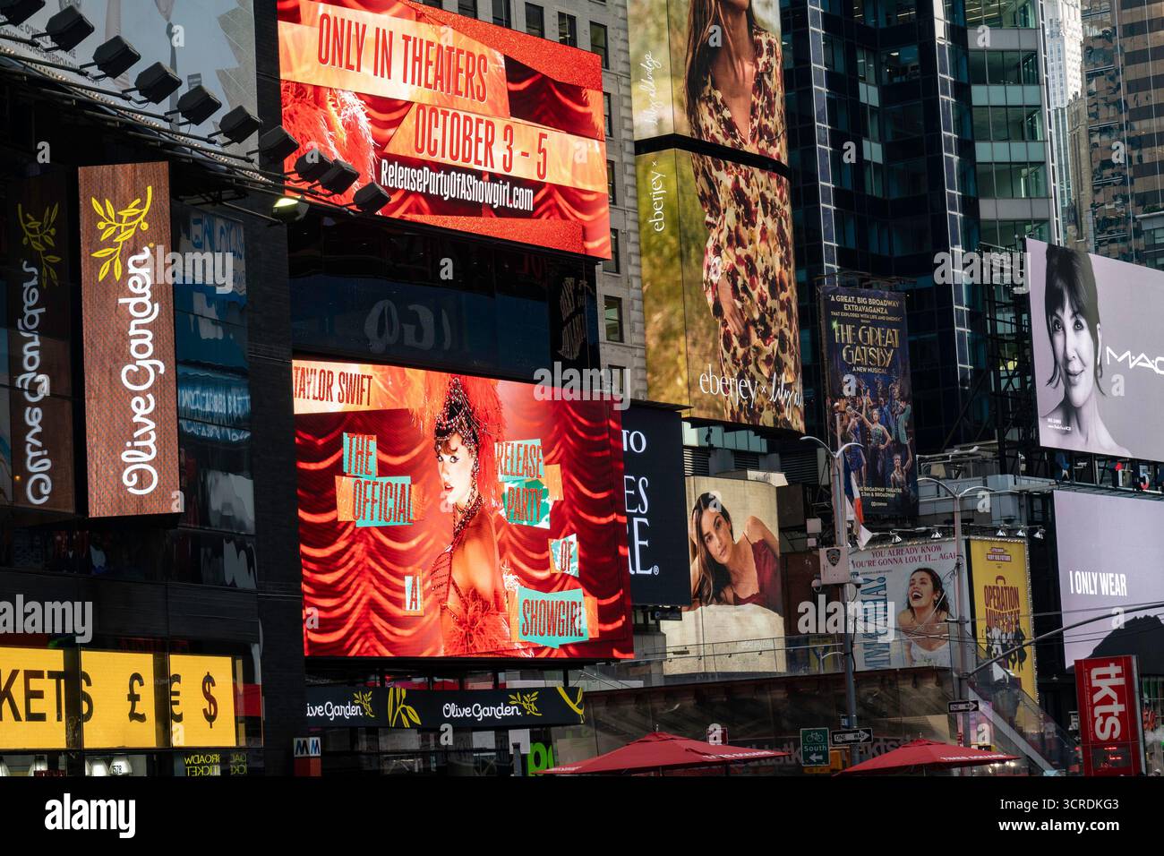 I cartelloni elettronici di Times Square annunciano la festa ufficiale per l'uscita del nuovo album di Taylor Swift "The Life of a Showgirl", 2025, New York City Foto Stock