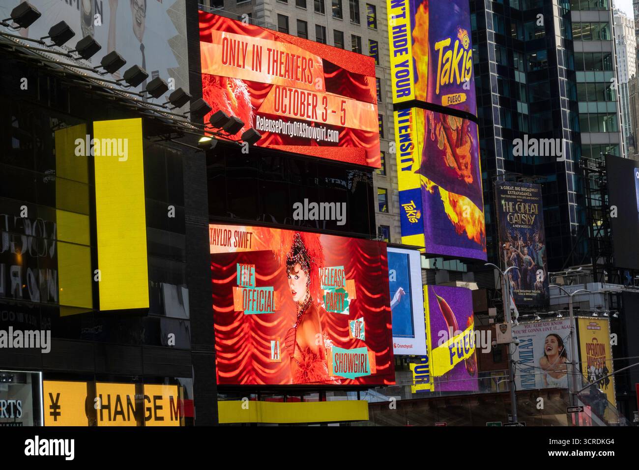 I cartelloni elettronici di Times Square annunciano la festa ufficiale per l'uscita del nuovo album di Taylor Swift "The Life of a Showgirl", 2025, New York City Foto Stock