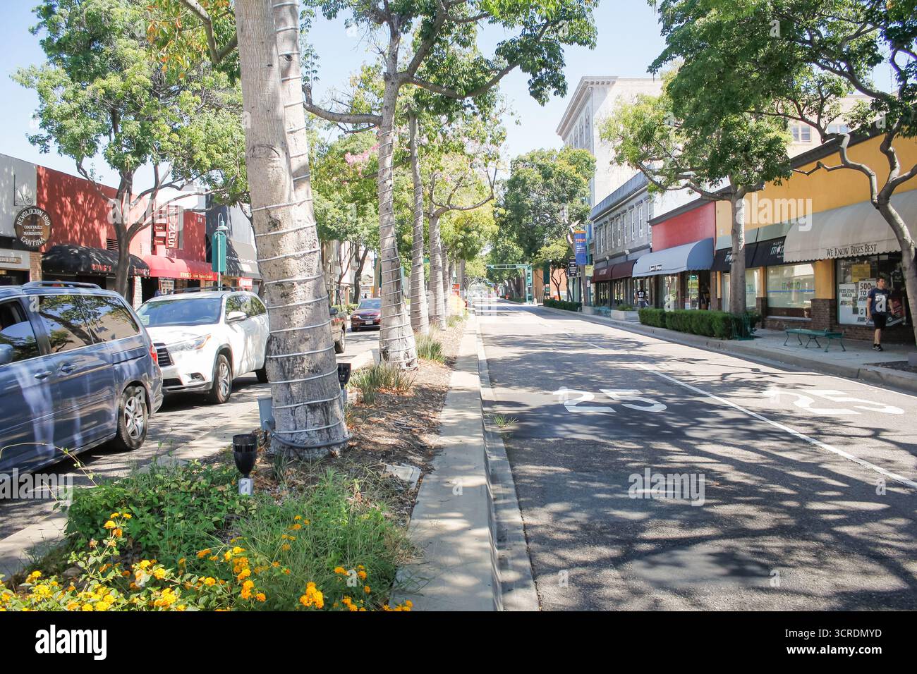 Fullerton, California, Stati Uniti - 07-16-2020: Una vista che si affaccia su Harbor Blvd, un lato ha traffico, un lato è vuoto. Foto Stock