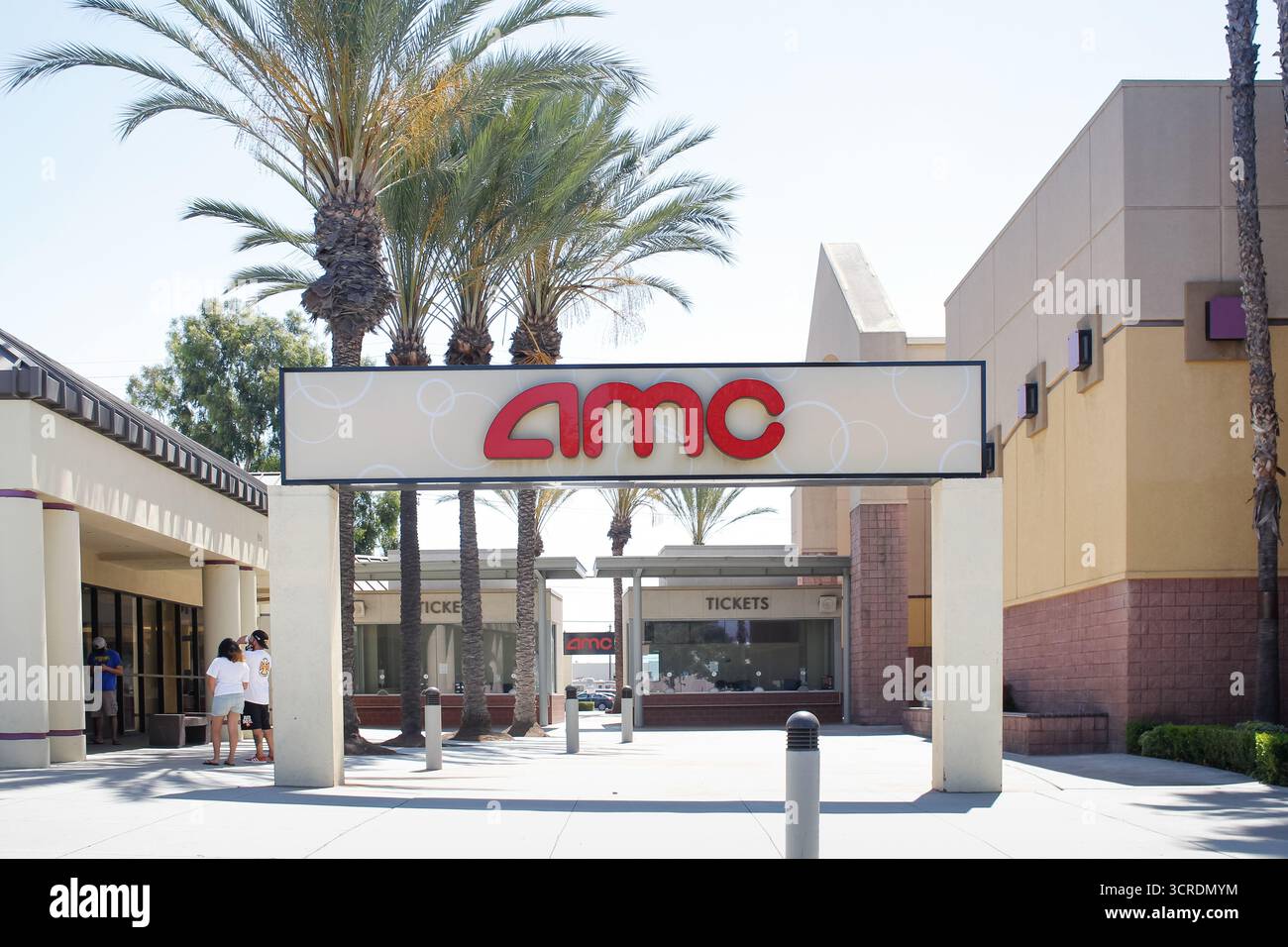 Fullerton, California, Stati Uniti - 07-16-2020: Una vista del logo di un cinema AMC fuori da uno dei suoi stabilimenti. Foto Stock