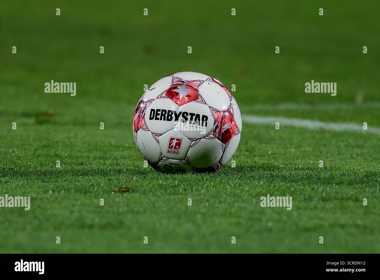 Brema, Germania. 30 settembre 2025. Der Spielball liegt auf dem Spielfeld, Rasen, Regionalliga Nord, Derbystar, Brillant APS NFV, Symbolfoto, Symbol, Symbolbild Fussball, Fußball, Ball, offizieller Spielball, Logo, Ligalogo, 30.09.2025, Brema (Germania), Fussball, Regionalliga Nord, SV Werder Brema II - VfB Lübeck crediti: dpa/Alamy Live News Foto Stock