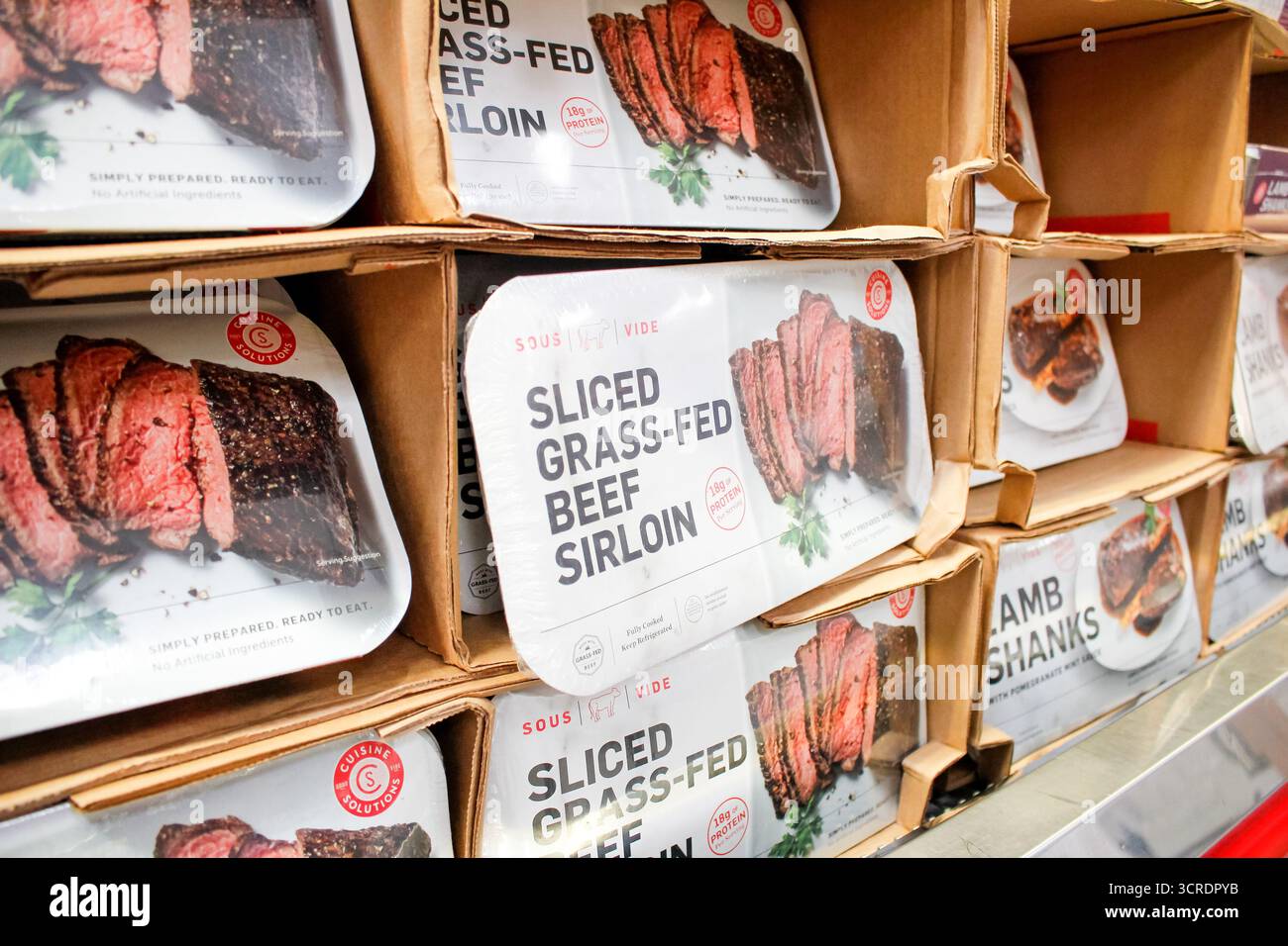 Los Angeles, California, Stati Uniti - 04-14-2020: Una vista di diversi pacchetti di Cuisine Solutions filetto di manzo a fette alimentato con erba, presso il negozio. Foto Stock
