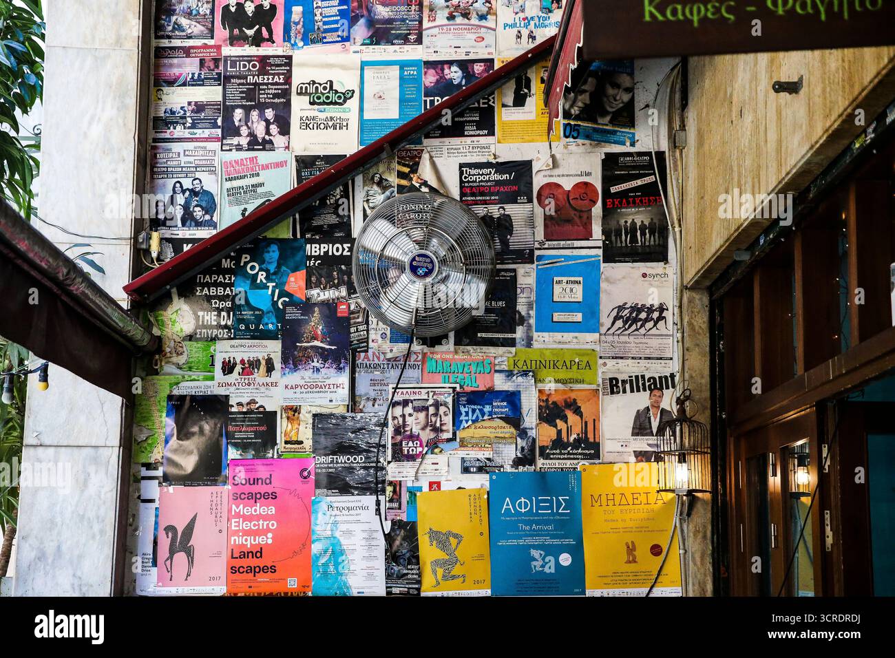 Collage urbano di manifesti e volantini strappati nel cuore di Atene, in Grecia Foto Stock