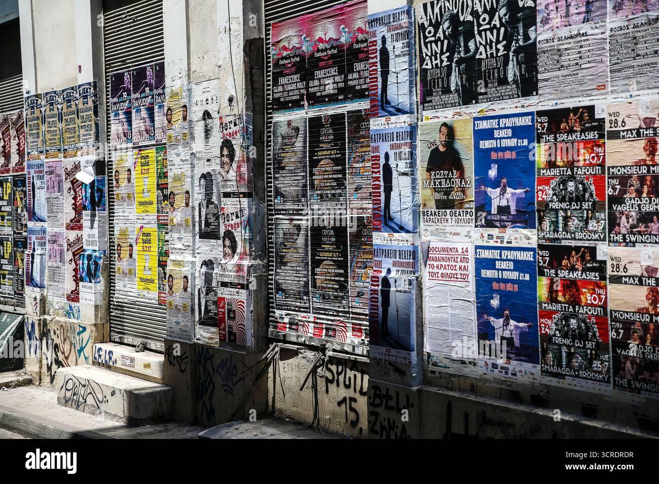 Collage urbano di manifesti e volantini strappati nel cuore di Atene, in Grecia Foto Stock
