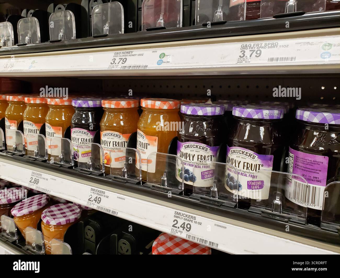Los Angeles, California, Stati Uniti - 05-05-2020: Una vista di diversi vasetti della semplice gelatina di frutta di Smucker, in mostra in un negozio di alimentari locale. Foto Stock