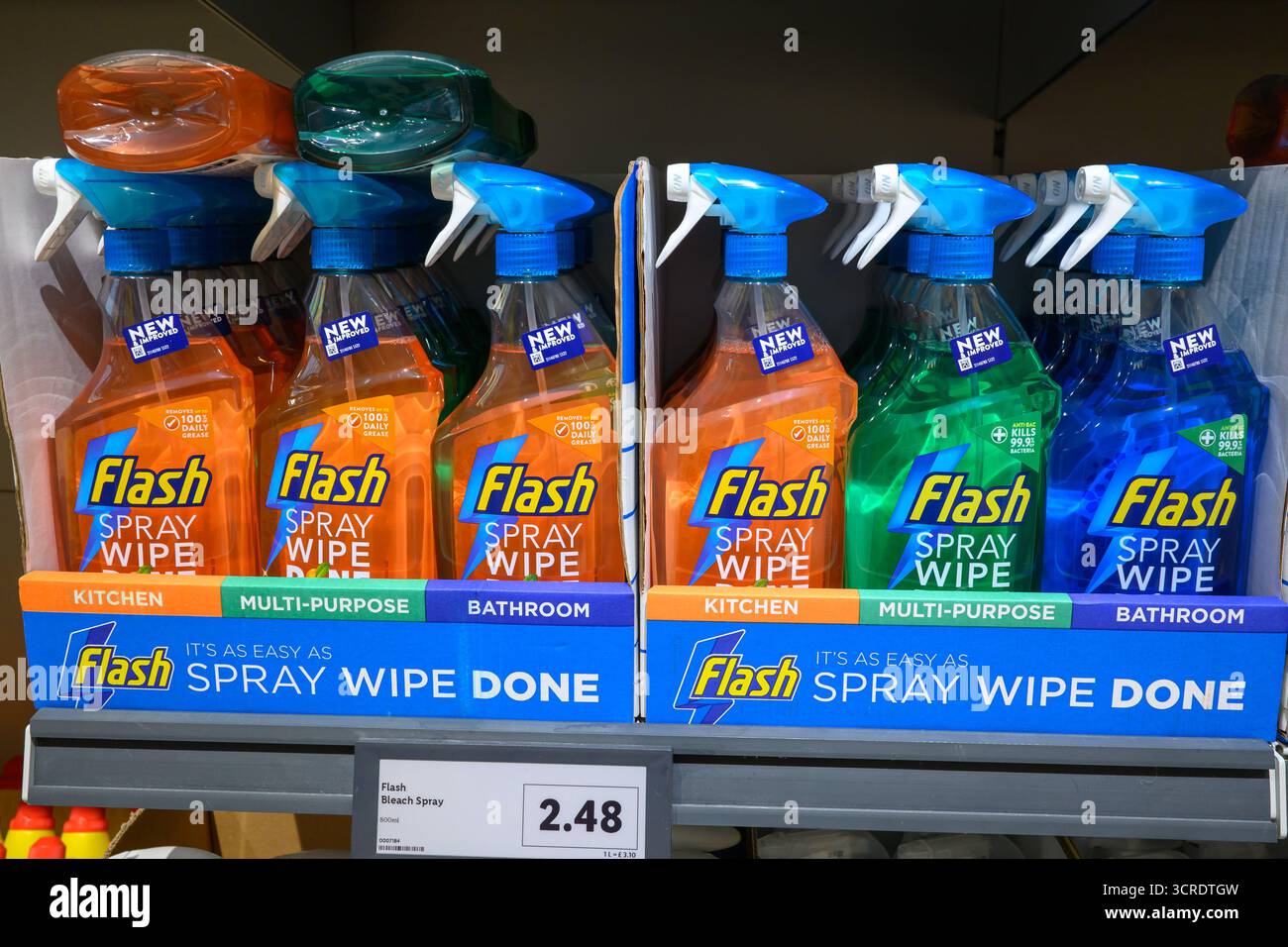 Flash Spray Wipe Done Cleaning Spray su scaffale in un negozio - Galles, Regno Unito - 17 settembre 2025 Foto Stock