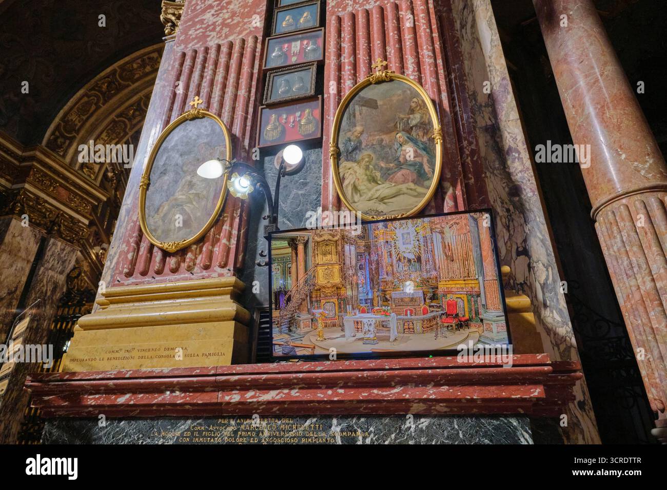 Monitor a circuito chiuso TV dell'altare, visto nella navata anteriore. Presso la chiesa barocca, Santuario di nostra Signora della consolazione. A Torino, Torino, Italia. Foto Stock