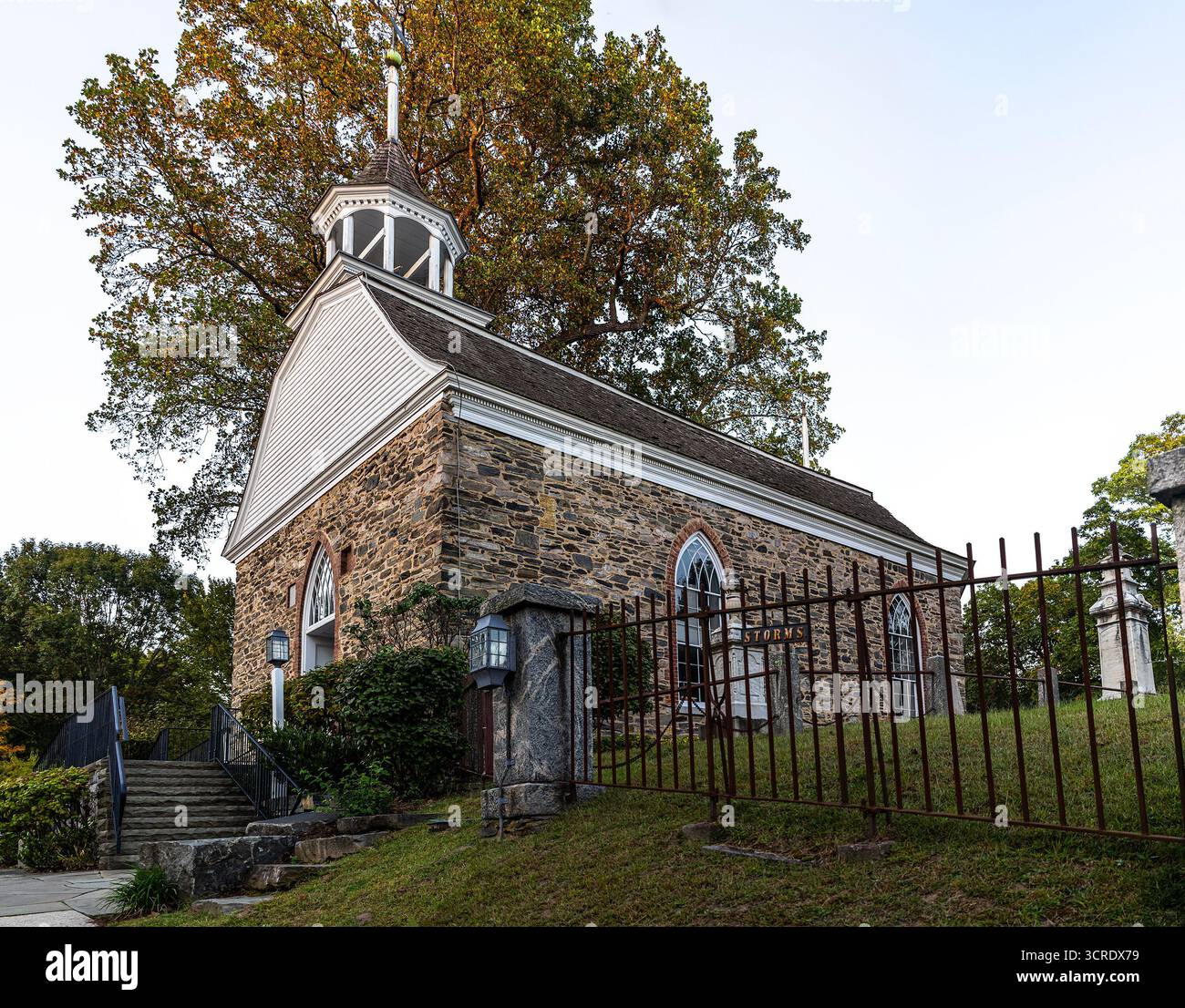 La Old Dutch Church of Sleepy Hollow, New York, fondata nel 1685, è apparsa in primo piano in "The Legend of Sleepy Hollow" di Washington Irving. Foto Stock