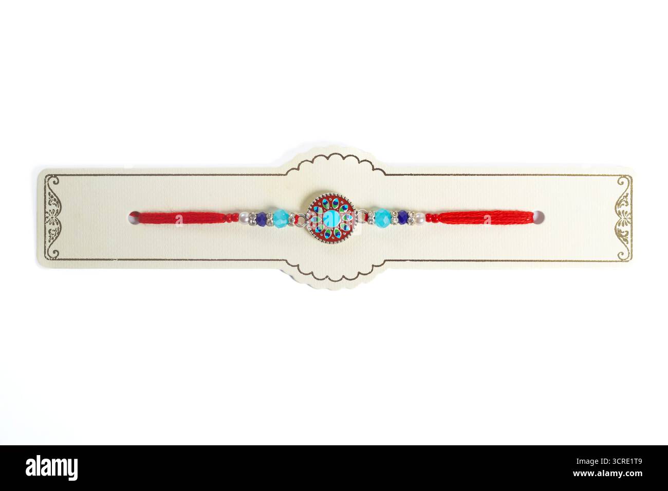 Un rakhi splendidamente progettato caratterizzato da perline colorate e intricata maestria artigianale, presentato su una carta decorativa. Perfetto per festeggiare la festiva Foto Stock