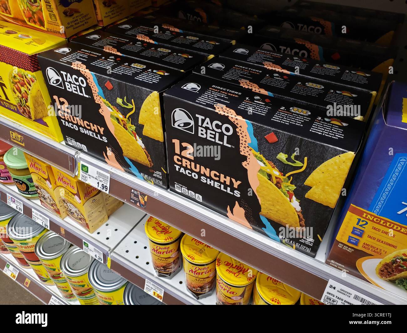 Los Angeles, California, Stati Uniti - 07-15-2021: Una vista di diversi pacchetti di conchiglie di Taco Bell hard croccanti, al negozio. Foto Stock
