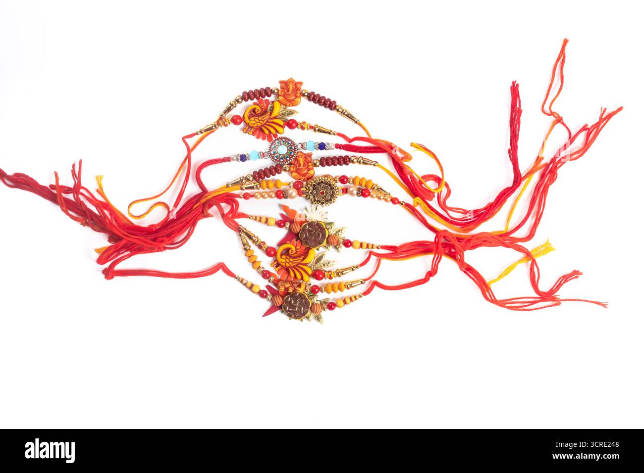 Una collezione di coloratissimi Rakhis tradizionali decorati con perline, fili e disegni intricati, simboleggiano il festival di Raksha Bandhan celebrato Foto Stock