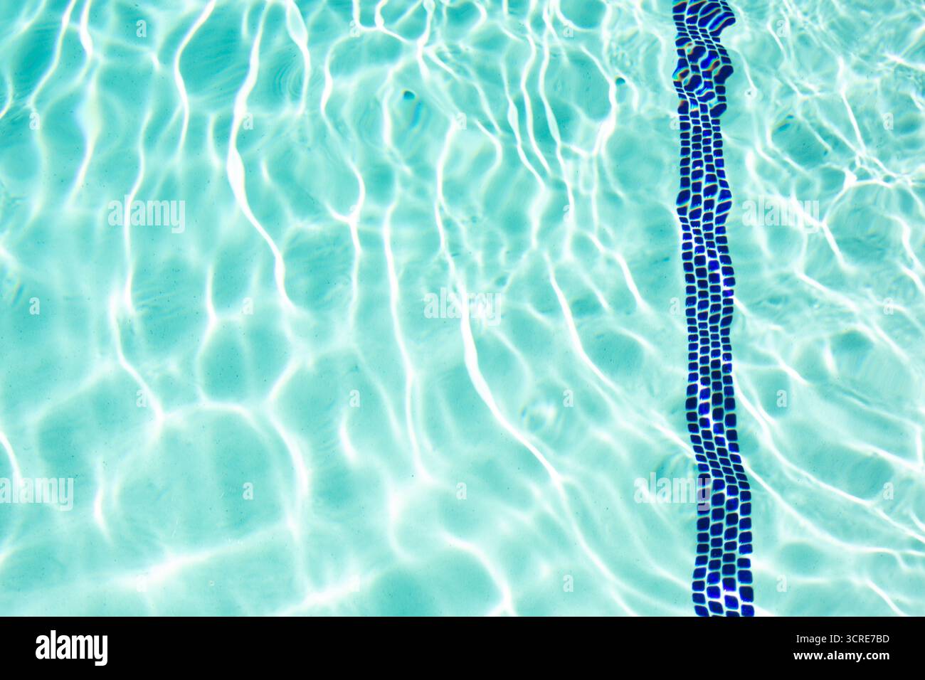 Una vista di una scintillante e limpida piscina, come sfondo. Foto Stock