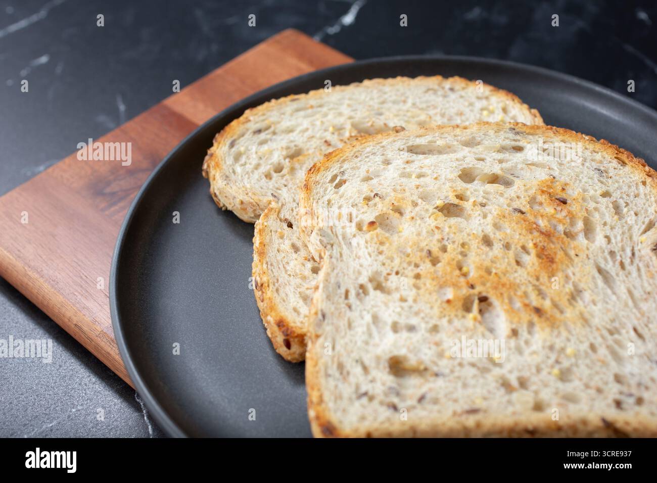 Vista ravvicinata di due fette di pane rustico senza glutine. Foto Stock