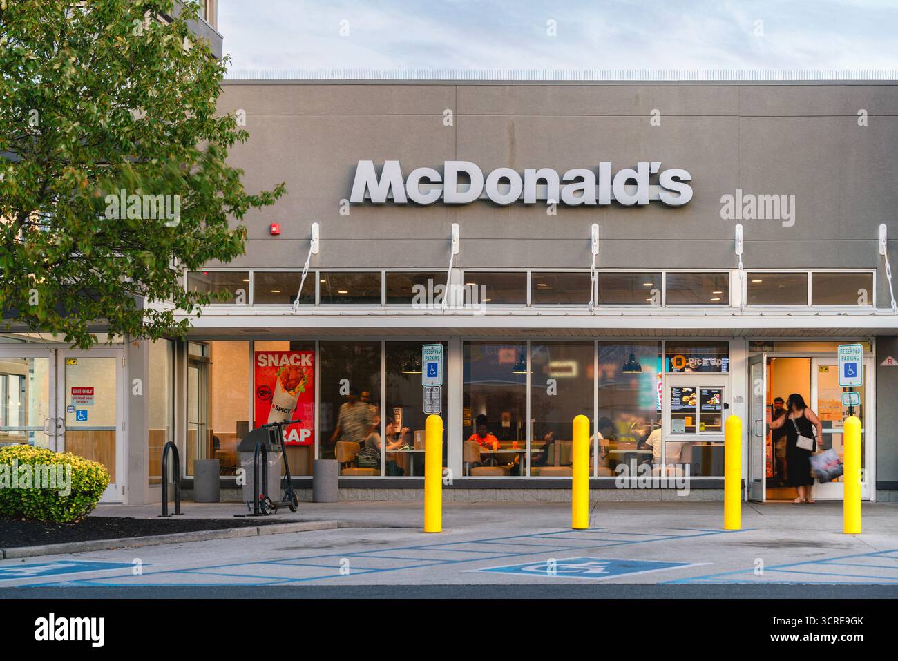 Atlantic City, New Jersey - 26 agosto 2025: Vista ravvicinata serale del ristorante McDonald's, fondato nel 1940, è una delle più grandi catene di fast food del mondo, con l'ingegno Foto Stock
