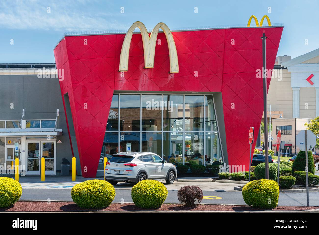 Atlantic City, New Jersey - 28 agosto 2025: Vista ravvicinata serale del ristorante McDonald's, fondato nel 1940, è una delle più grandi catene di fast food del mondo, con l'ingegno Foto Stock
