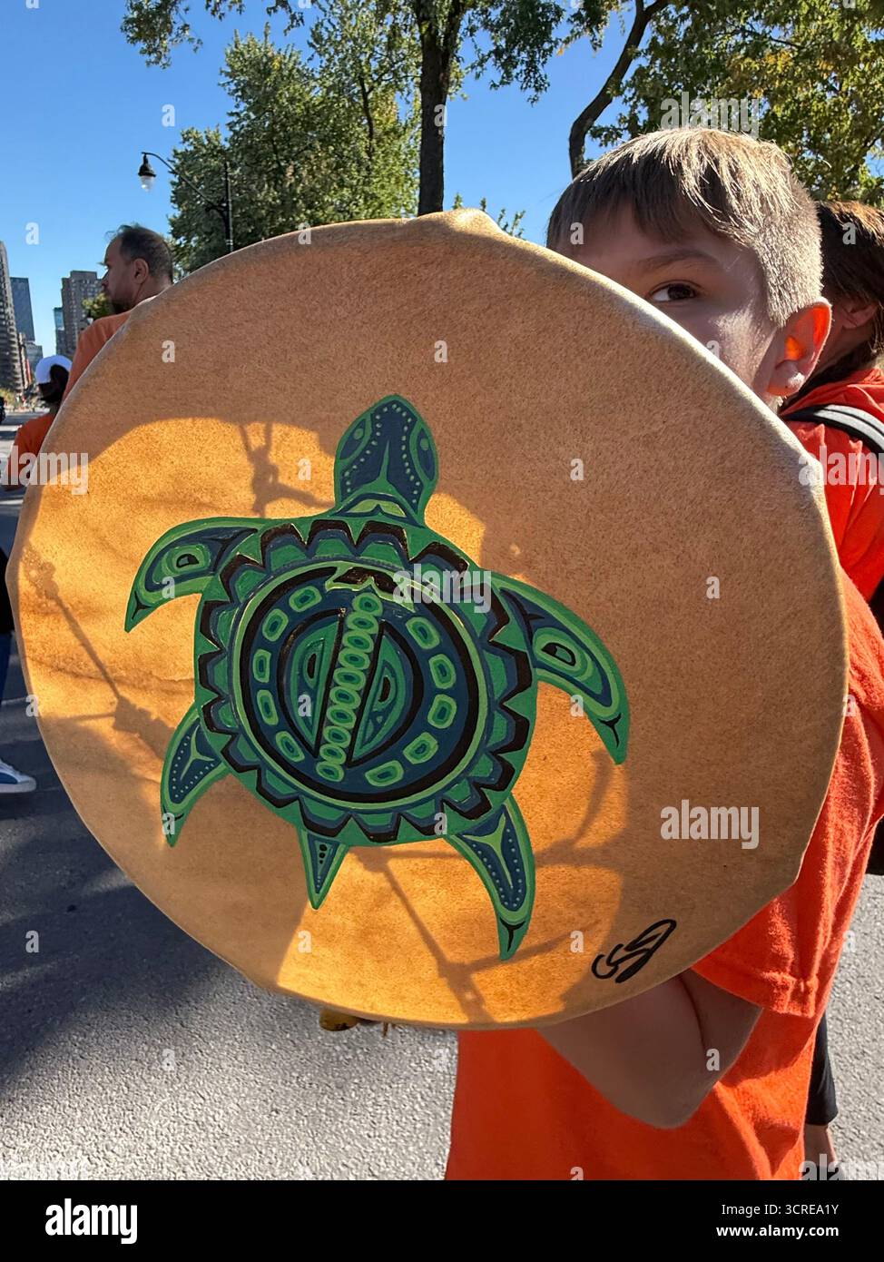Le persone si riuniscono il 30 ottobre 2025 a Montreal, per la quinta marcia annuale "Every Child Matters". Questo evento si tiene ogni anno nel giorno nazionale della verità e della riconciliazione Foto Stock