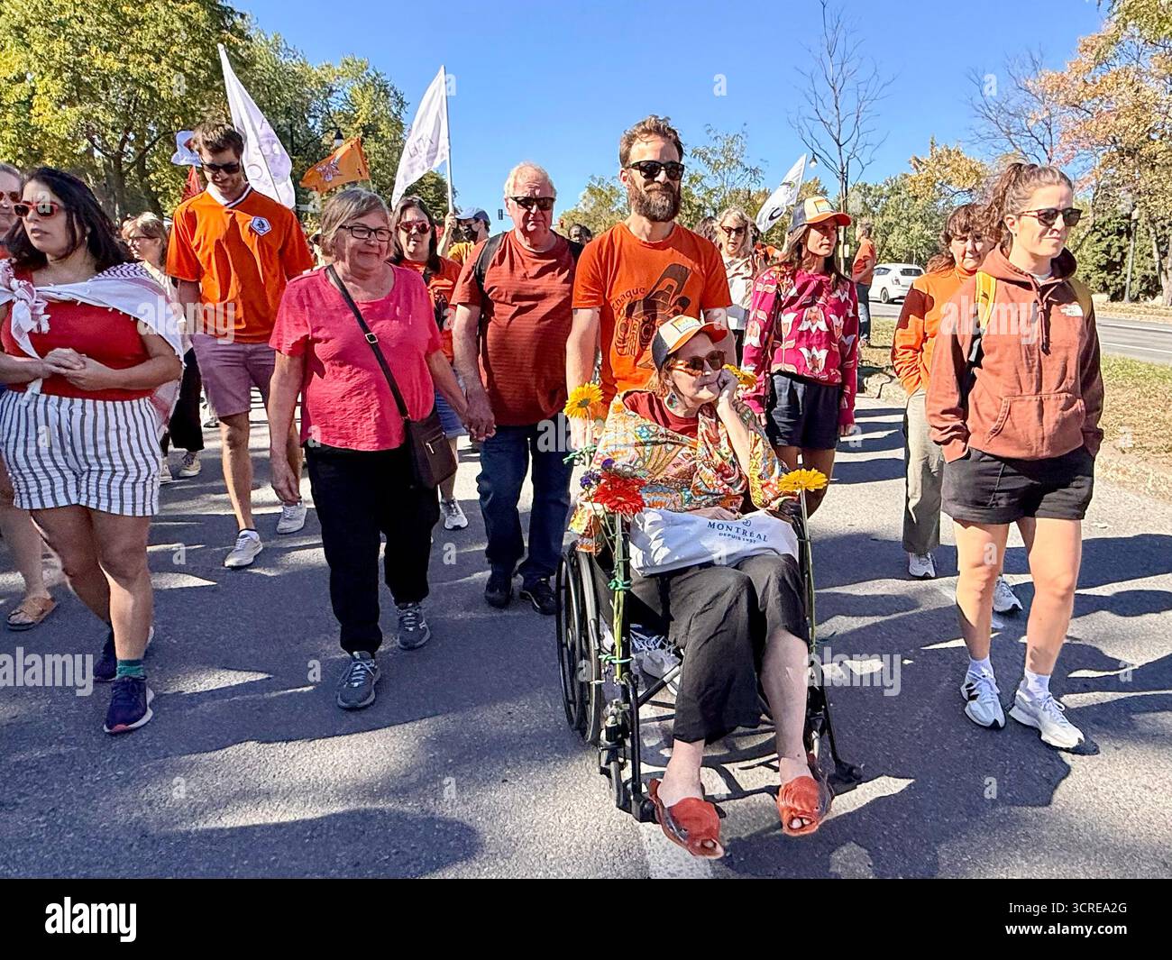 Grandi folle si sono riunite il 30 ottobre 2025 a Montreal, per la quinta marcia annuale "Every Child Matters". Questo evento si tiene ogni anno nel giorno della verità e della riconciliazione nazionale Foto Stock