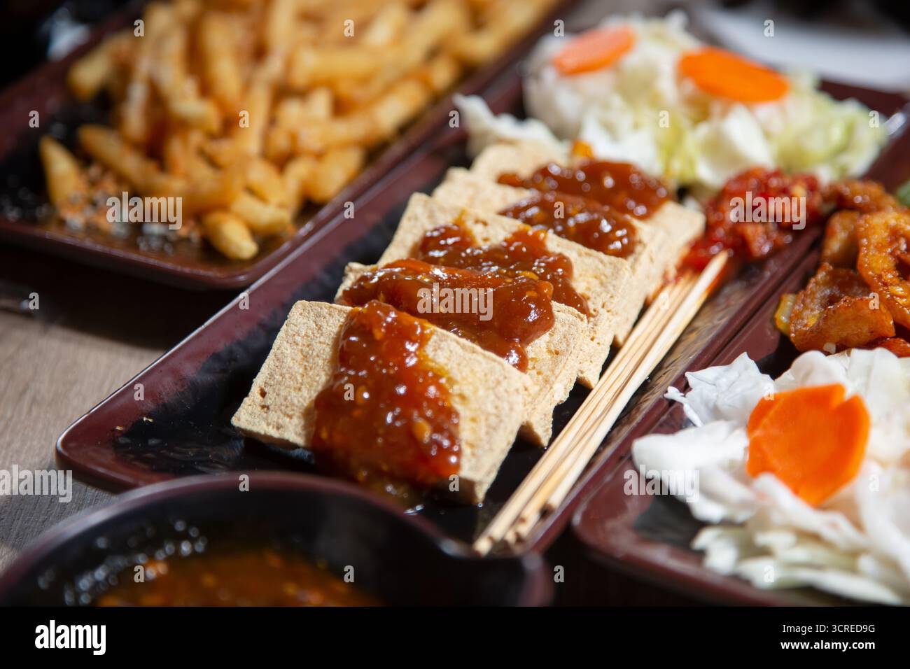 Una vista di un piatto di tofu fermentato. Foto Stock