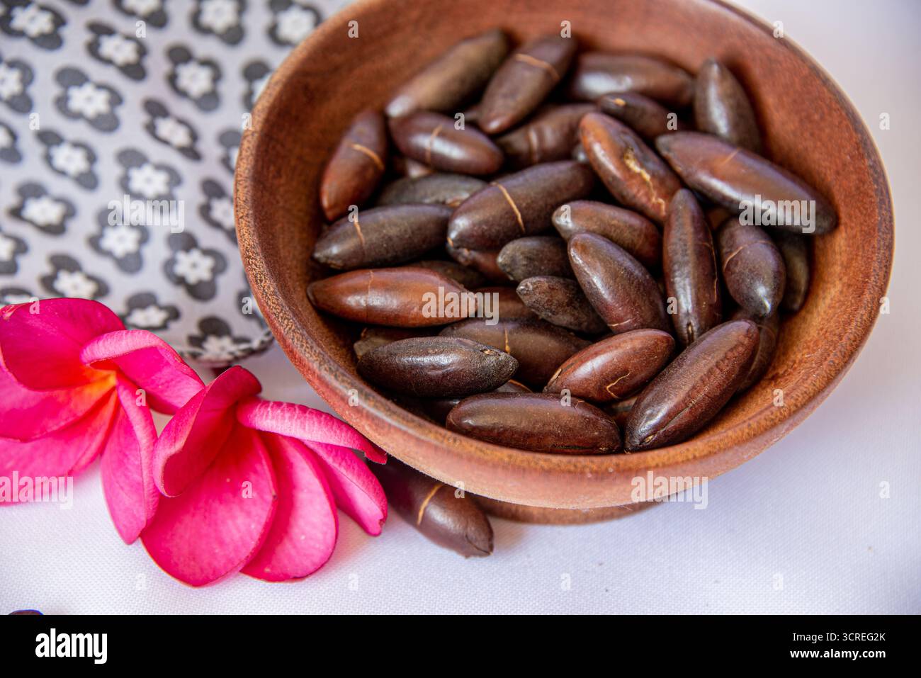 Una ciotola piena di noci "Baru" comuni a Cerrado in Brasile Foto Stock