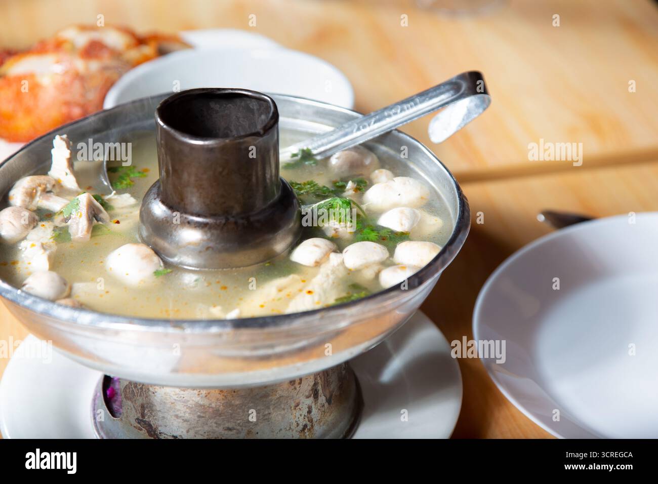 Una vista di tom yum kai. Foto Stock