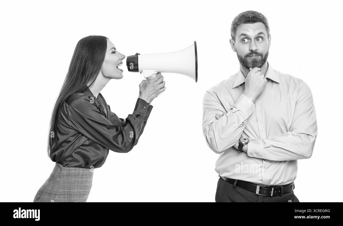 risoluzione dei conflitti. concetto di rivalità. conflitto di affari. una donna d'affari grida al dipendente in un altoparlante isolato su bianco. il capo dell'azienda ha un conflitto Foto Stock