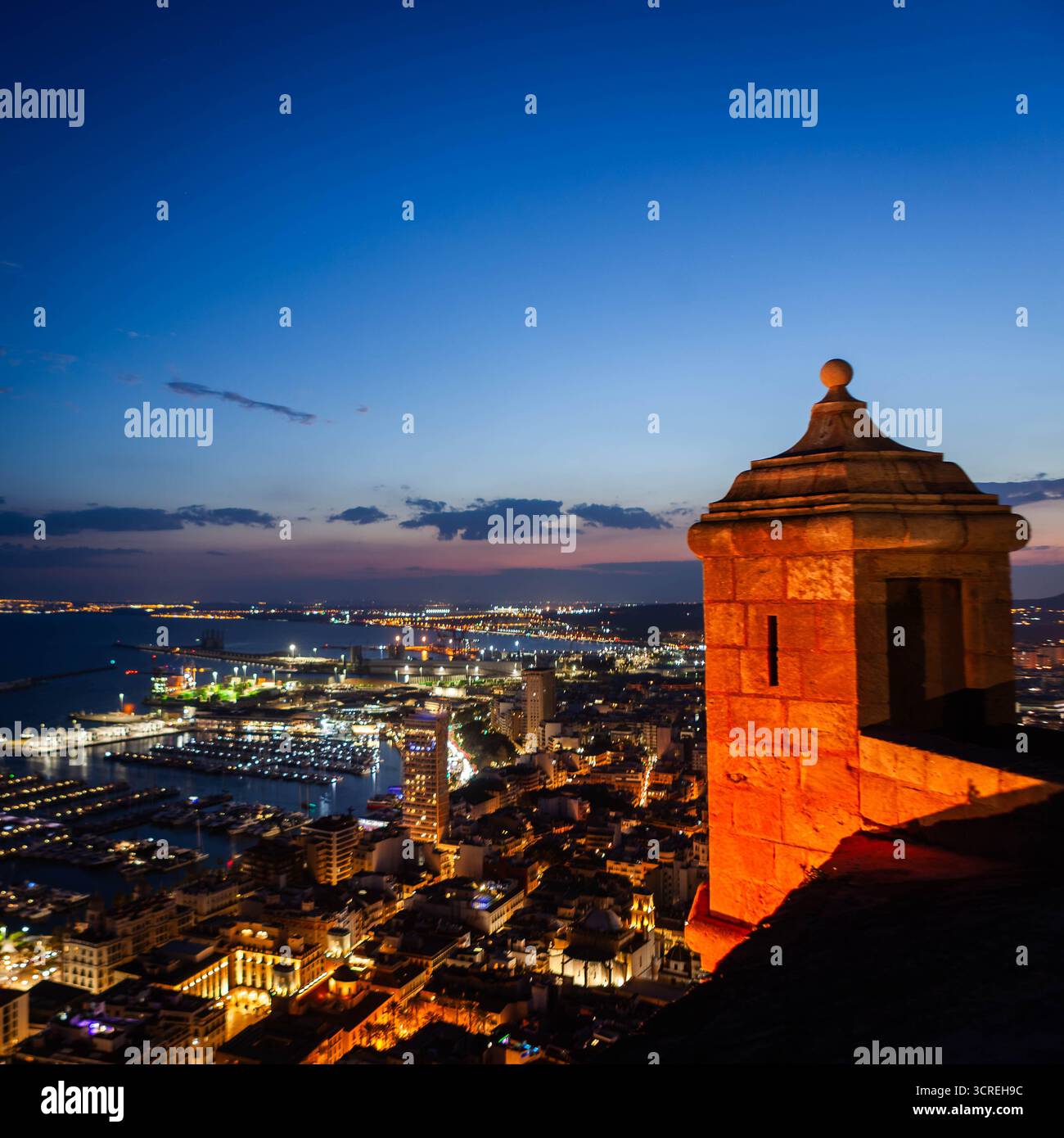 Vista aerea della città di Alicante e del porto al crepuscolo dal castello di Santa Barbara. Foto Stock