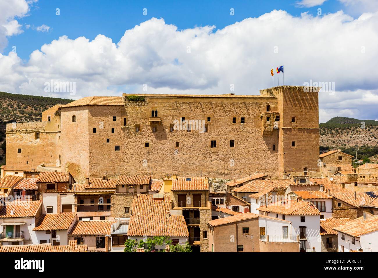 Case spagnole tradizionali di fronte allo storico castello di tMora de Rubielos, Spagna Foto Stock