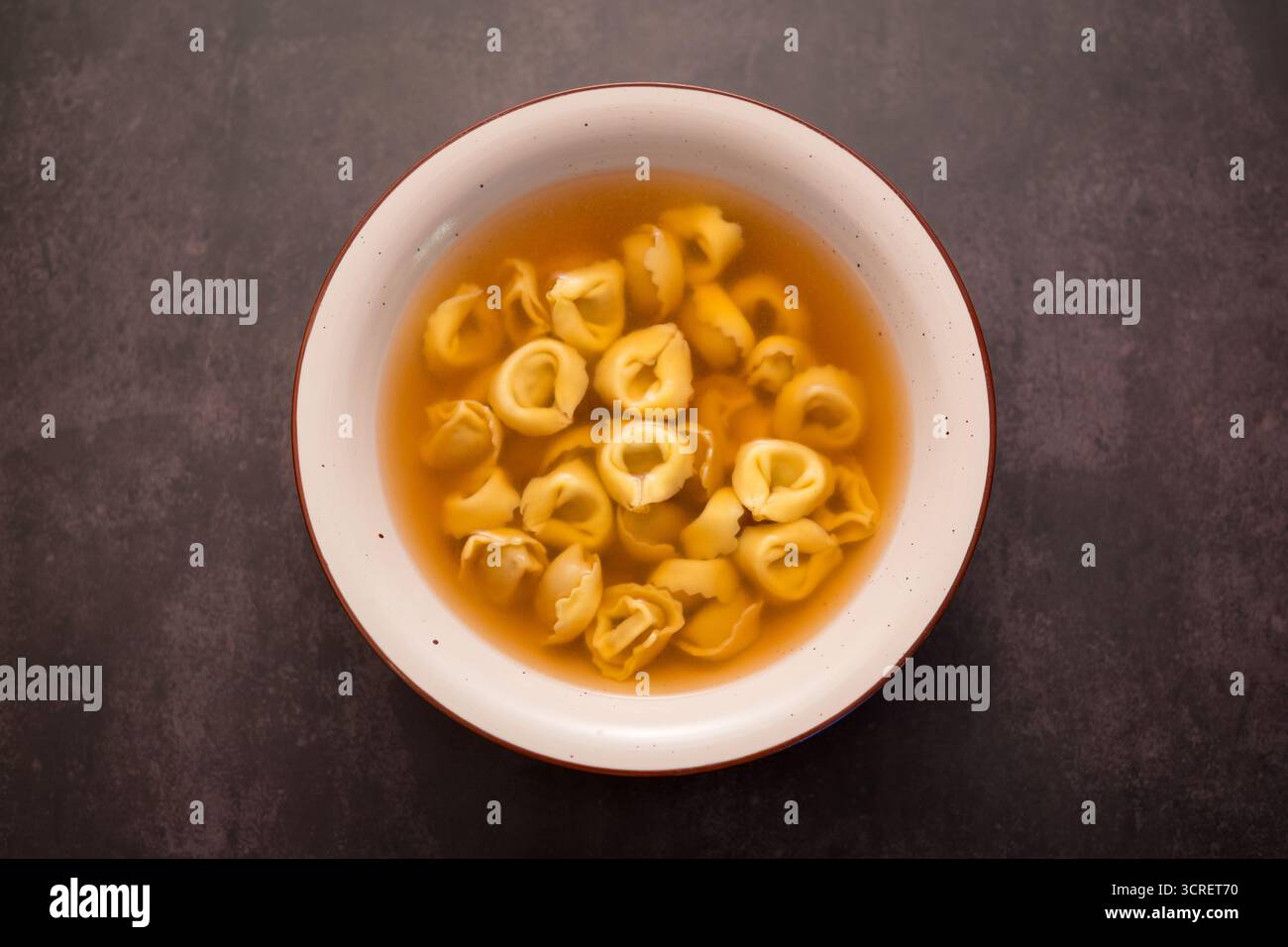 Tortellini in brodo limpido, classico cibo italiano per un pasto Foto Stock